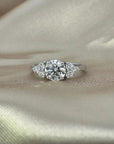 Anillo Solitario Diamante Lab 1,06 ct y trio brillantes Oro blanco 18K