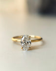 Anillo oro 18K solitario diamante laboratorio oval 1 ct