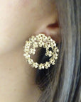 Aros corona flores doradas
