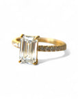 Anillo oro 18K solitario diamante radiant 1,51 ct y brillantes en argolla