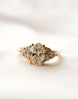 A pedido - Anillo Solitario Diamante Lab Oval y Trio de Brillantes