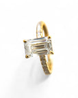 Anillo oro 18K solitario diamante radiant 1,51 ct y brillantes en argolla