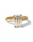 Anillo oro 18K solitario diamante radiant 1,51 ct y brillantes en argolla