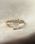 Anillo oro 18K solitario diamante radiant 1,51 ct y brillantes en argolla