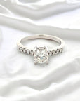 A pedido - Anillo Diamante Brillante en Grifa 0,60 ct y brillantes en argolla