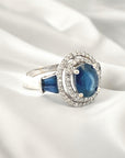 A pedido - Anillo Zafiro Oval en Grifa 8 x 6 mm Halo doble y dos trapecios en argolla