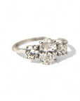 Anillo oro blanco 18K Tricillo Oval 1 ct y brillantes 0,3 ct