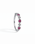 Anillo cintillo Sophia Schneider Joyas de plata 925 con rubíes y diamantes en corte brillante
