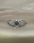 Anillo Solitario Diamante Lab 1,06 ct y trio brillantes Oro blanco 18K
