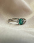 Anillo Solitario Esmeralda y Trio Diamantes Platino