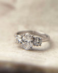 Anillo oro blanco 18K Tricillo Oval 1 ct y brillantes 0,3 ct