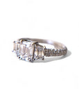 Anillo Tricillo Diamante lab corte esmeralda 1,04 ct y dos trapecios con brillantes en argolla