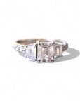 Anillo Tricillo Diamante lab corte esmeralda 1,04 ct y dos trapecios con brillantes en argolla