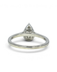 Anillo solitario de plata 925 con diamante corte pera de Sophia Schneider Joyas, vista trasera del engaste
