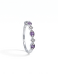 Anillo cintillo Sophia Schneider Joyas de plata 925 con amatistas y pequeños diamantes en engaste detallado