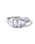 Anillo Tricillo Diamante lab corte esmeralda 1,04 ct y dos trapecios con brillantes en argolla