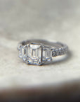 Anillo Tricillo Diamante lab corte esmeralda 1,04 ct y dos trapecios con brillantes en argolla