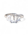 Anillo oro blanco 18K Tricillo Corte esmeralda 1 ct y dos trapecios
