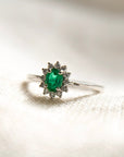 A pedido - Anillo Halo Esmeralda Star en oro blanco 18K