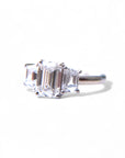 Anillo oro blanco 18K Tricillo Corte esmeralda 1 ct y dos trapecios