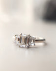 Anillo oro blanco 18K Tricillo Corte esmeralda 1 ct y dos trapecios