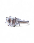 Anillo oro blanco 18K Tricillo Corte esmeralda 1 ct y dos trapecios