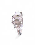 Anillo oro blanco 18K Tricillo Corte esmeralda 1 ct y dos trapecios