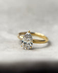 Anillo oro 18K solitario diamante laboratorio corte pera 1 ct
