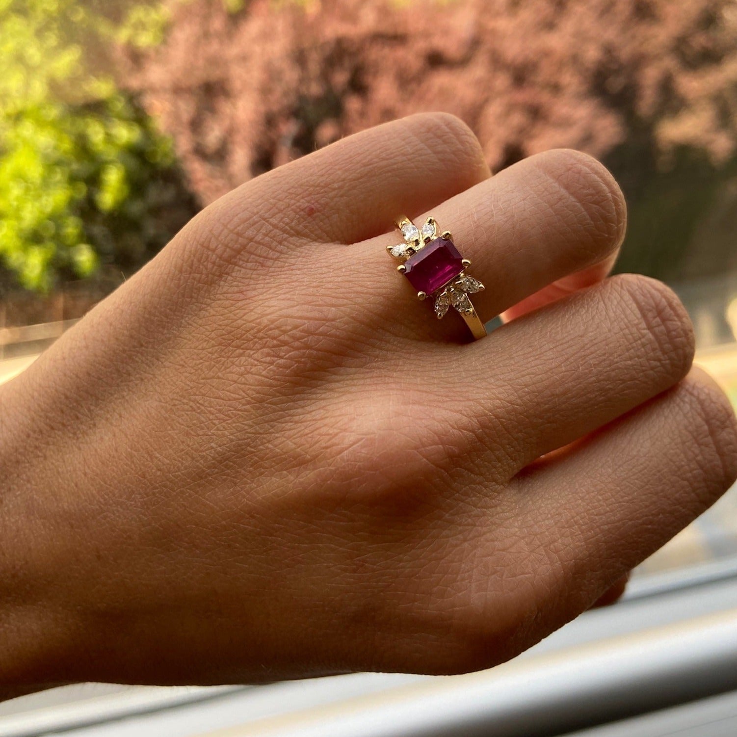 A pedido Anillo Rubí Rectangular en Grifa 7x6 mm y Diamantes Marquise