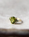 Anillo solitario peridoto oval y redondos