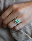 Anillo Solitario Esmeralda Octogonal con Halo de diamantes y esmeraldas
