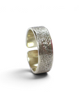 Anillo banda ajustable de 7 mm con textura rugosa y bordes lisos en plata de Sophia Schneider Joyas