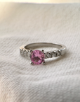 A pedido - Anillo Zafiro Rosado Cushion en Grifa 5,5 x 5,7 mm y brillantes en argolla
