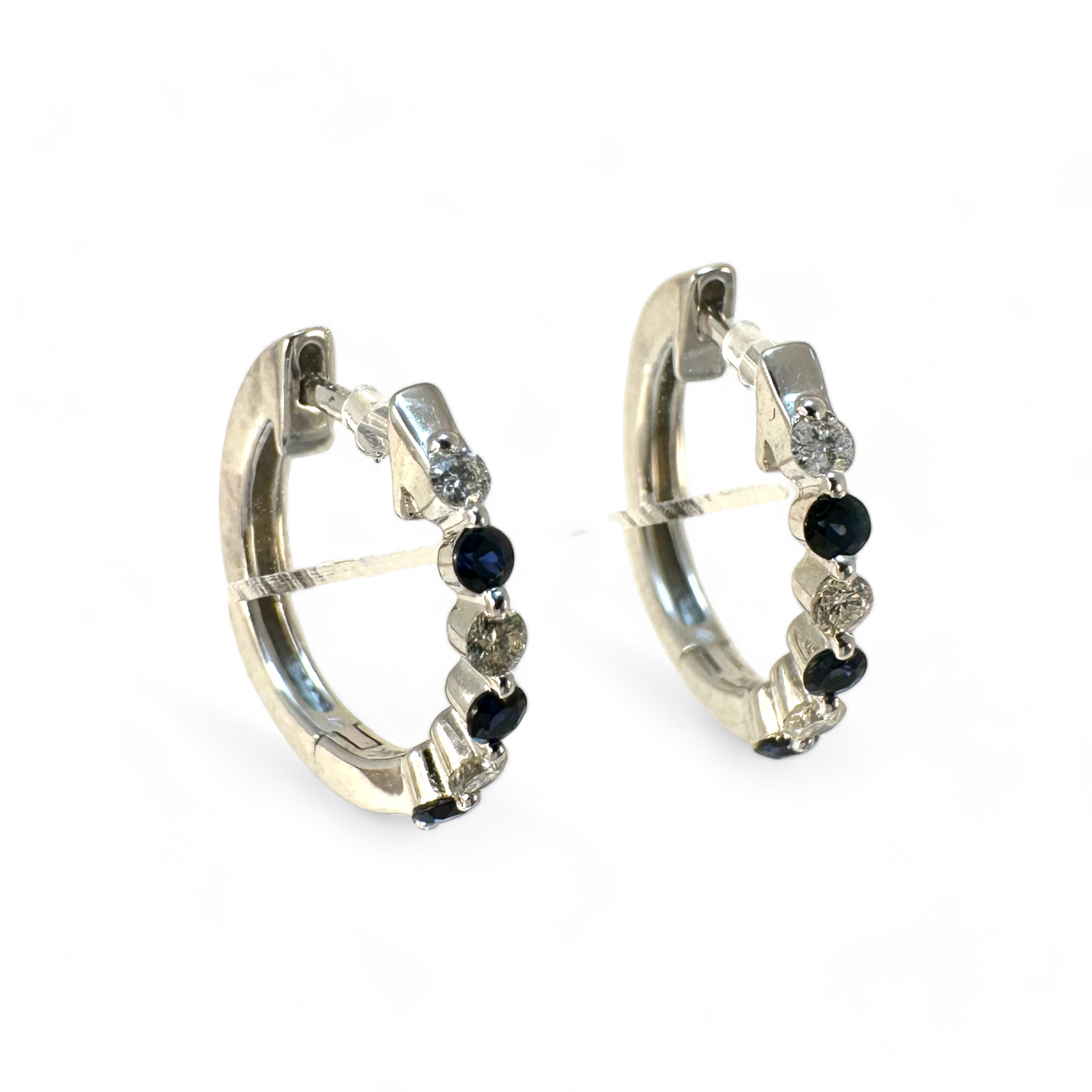 Aros argollas con brillantes en grifa y zafiros en bisel Sophia Schneider Joyas