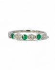 Anillo cintillo esmeraldas y diamantes en rombos ruleteados