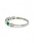 Anillo cintillo esmeraldas y diamantes en rombos ruleteados