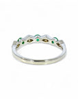 Anillo cintillo esmeraldas y diamantes en rombos ruleteados
