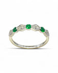 Anillo cintillo esmeraldas y diamantes en rombos ruleteados