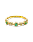Anillo cintillo esmeraldas y diamantes en ojitos ruleteados