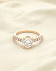 A pedido - Anillo Diamante Brillante en Grifa 0,90 ct y brillantes en argolla