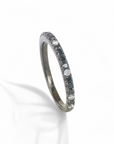 Anillo Cintillo Diamantes negros y Brillantes blancos