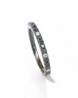 Anillo Cintillo Diamantes negros y Brillantes blancos