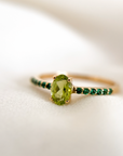 Anillo Solitario Peridoto Oval y turmalinas redondas en argolla