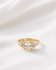 A pedido - Anillo Solitario Diamante Lab Oval y Trio de Brillantes