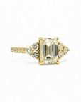 Anillo solitario diamante lab corte esmeralda 1,53 ct y brillantes oro 18k