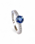 Anillo Solitario Zafiro AAA y brillantes en argolla de platino