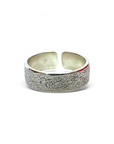 Anillo banda ajustable de 7 mm en plata con superficie texturizada y bordes lisos de Sophia Schneider Joyas