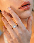 Anillo Oro Blanco Topacio azul y Diamantes