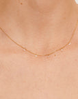 Collar oro 18K con topacios blancos colgantes
