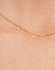 Collar oro 18K con topacios blancos colgantes